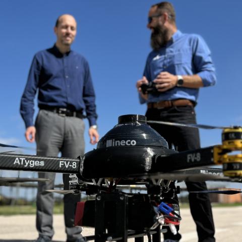 Taking and processing data in real time, infrastructure maintenance, coordinating and carrying out the necessary safety studies to be able to carry out these flights, controlling the evolution of a construction site, or providing support to the aviation authorities are some of the applications of drones that improve the engineering projects developed by our company.