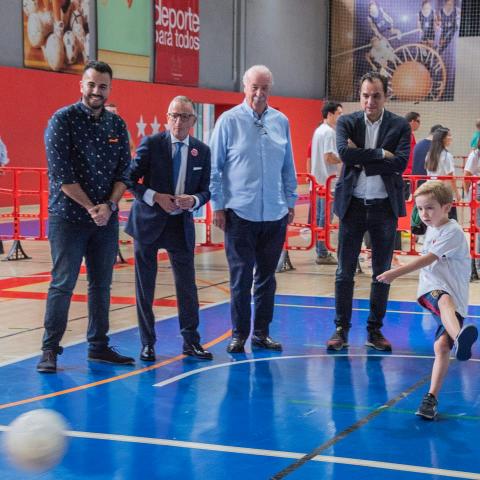 The fight against childhood leukaemia has united Vicente del Bosque and the engineering and consultancy firm of the Ministry of Transport, Mobility and Urban Agenda, Ineco, in a solidarity and sporting initiative. 