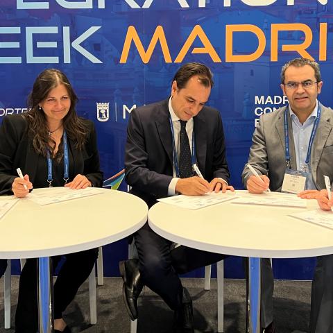 The president of Ineco, Sergio Vázquez Torrón, Expodrónica director, Isabel Buatas, the head of R&D of the UAS Division of ITG, Enrique Ventas, the partner responsible for transport, logistics and mobility, José Pedro Mur and Pinsent Masons partner, Miguel Nieto, have sealed this agreement which represents a boost for the new era of air mobility for passenger and cargo transport.