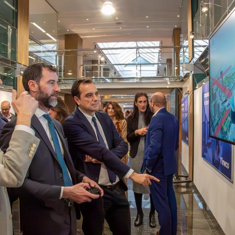 El presidente de Ineco, Sergio Vázquez Torrón, junto a Benito Núñez, secretario general del Transporte Aéreo y Marítimo, y a Víctor Gordo, experto en Sistemas CNS - ATM.