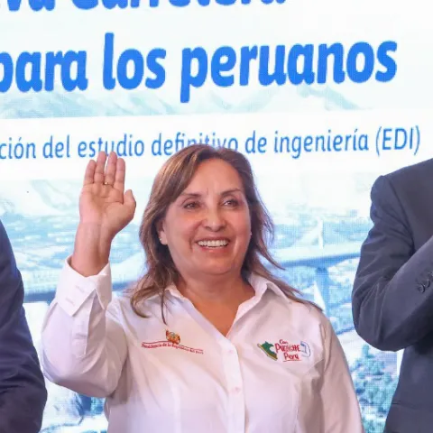 El presidente, junto a la presidenta de Perú, Dina Boluarte y Alexis Catalino Carranza, director ejecutivo de Provías Nacional