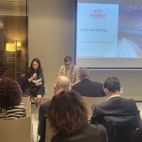 Rocío Gutierrez, together with the moderator, Ane Fernández from MAFEX, and Eduardo Moya, from Thales.