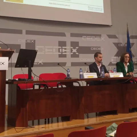 On this day, Esther Durán, Consulting, Environment and IT manager, presented a paper on the economic perspective of transport and mobility.