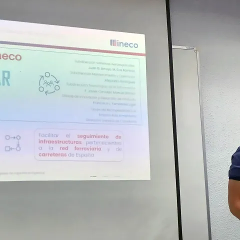 Juan Gabriel Arroyo, experto en Sistemas CNS – ATM, ha presentado durante esta importante cita una ponencia sobre la nueva herramienta para monitorizar la salud estructural de las infraestructuras viarias, InecoSAR.