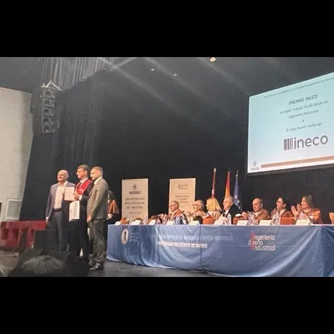 Francisco Cifuentes, subdirector de la Cuenta Planificación y Servicios Ferroviarios, y Sergio Herrador, técnico de la Gerencia de ERTMS, ha sido el encargado de entregar este galardón a Álex Martín