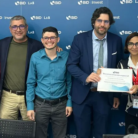 La jefa de Operaciones del BID en Costa Rica, Isabel Granada Garcés, fue la encargada de entregar este reconocimiento