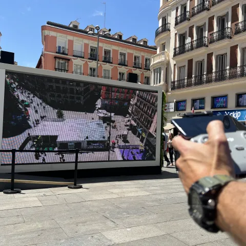 La demostración, realizada sobre la Gran Vía madrileña, consistió en el vuelo de un dron que captó imágenes aéreas en tiempo real