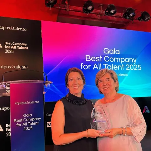 Marisa de Castro, gerente de Formación y Desarrollo de Talento y Responsable de Igualdad en Ineco, junto a Magdalena Bodelón, directora general de Organización y Recursos