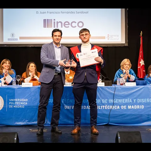 El premio fue entregado por Juan Jesús Muñoz, quien felicitó a Juan Francisco Fernández por la calidad y el rigor de su proyecto.