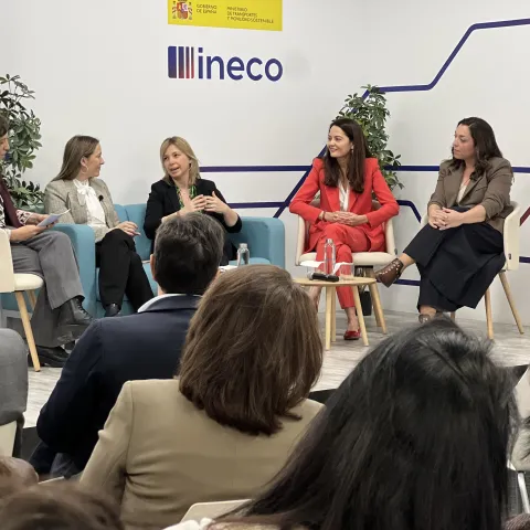 The event featured a panel discussion moderated by María Martín and attended by María del Carmen Beteta, Nuria Albó, Isabel Lax and Jara Valbuena