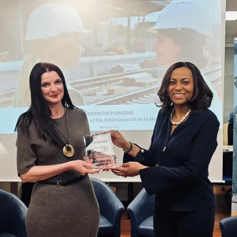 Silvia Casado receiving an award from Maribel Santos in recognition of her pioneering work in Civil Engineering