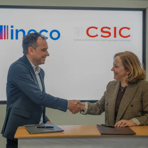 Sergio Vázquez Torrón, presidente de Ineco, junto a Eloísa del Pino, presidenta del CSIC