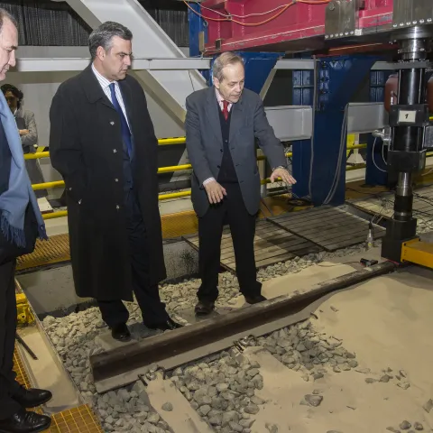 The President of Ineco supervises tests at CEDEX lab