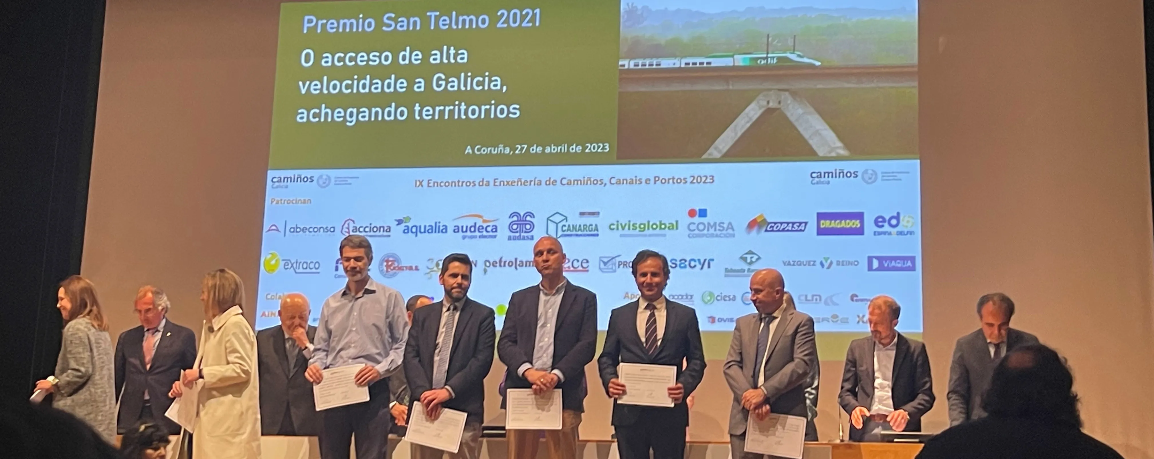 Pablo Ramos, subdirector de la Cuenta Terrestre de Europa, África, Asia y Oceanía, ha recogido este premio, como representante del equipo formado por más de 50 profesionales que participaron en el proyecto básico y constructivo del tramo Lubián – Ourense, subtramo Vilariño – Cerdedelo para Adif.