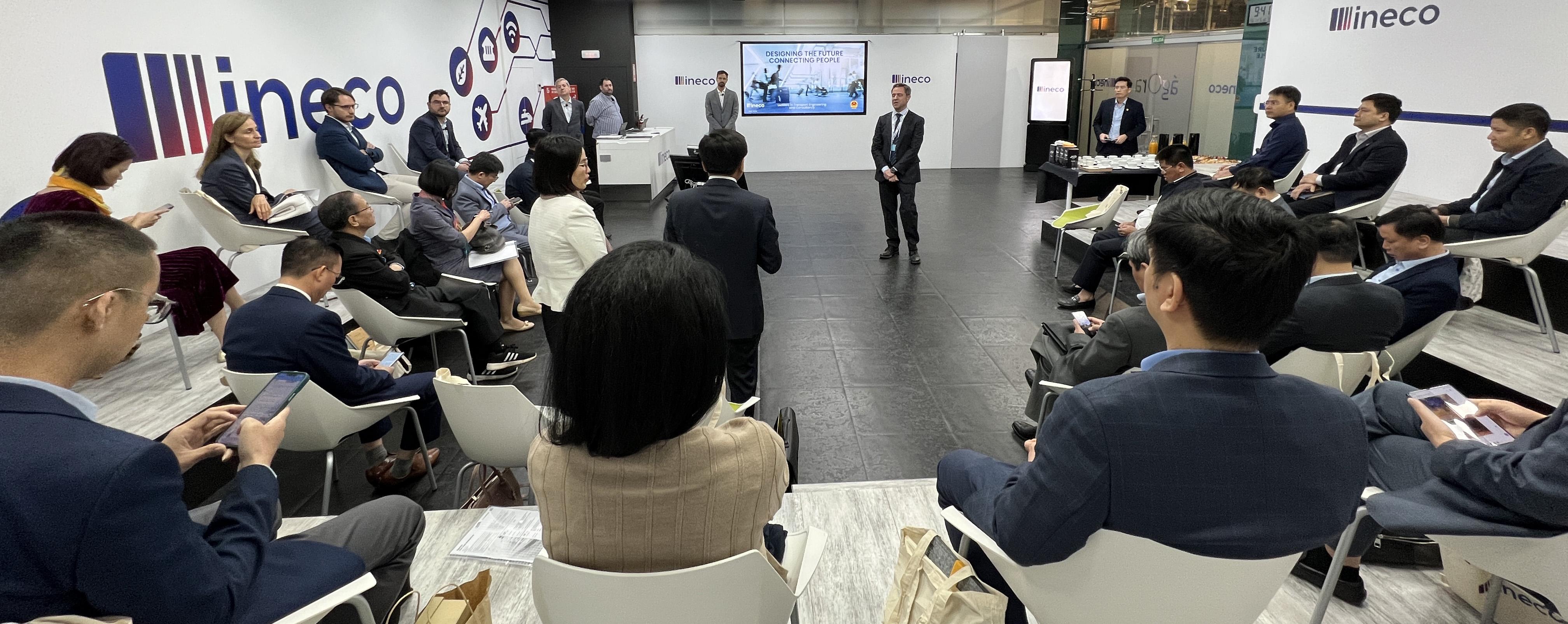 Acompañados por el director Comercial de Ineco, Víctor Bustos, la delegación ha podido conocer más acerca el papel de Ineco en el desarrollo de la Alta Velocidad en todo el mundo