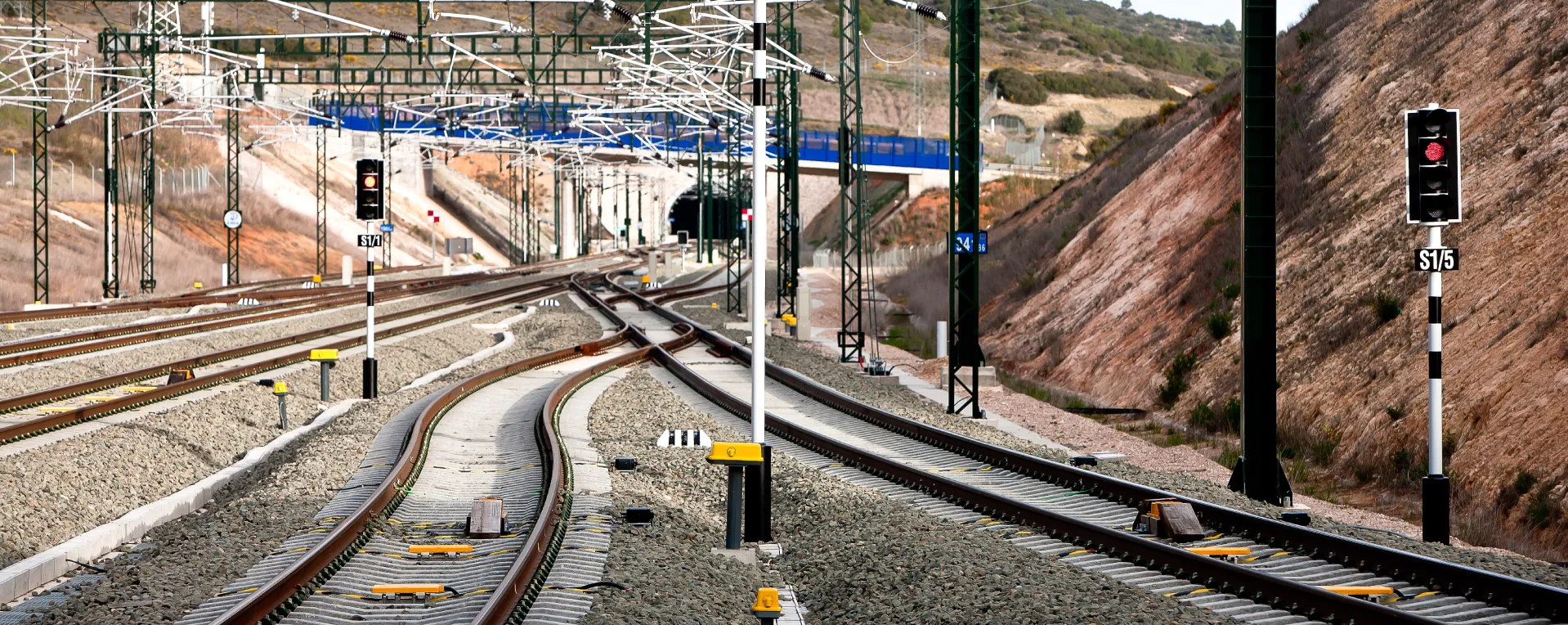 The School of Industrial Engineering of the Polytechnic University of Madrid, Ineco, Adif, Adif AV, AESF, CEDEX and Metro de Madrid have launched the first edition of their own diploma course specialising in railway control, command and signalling.