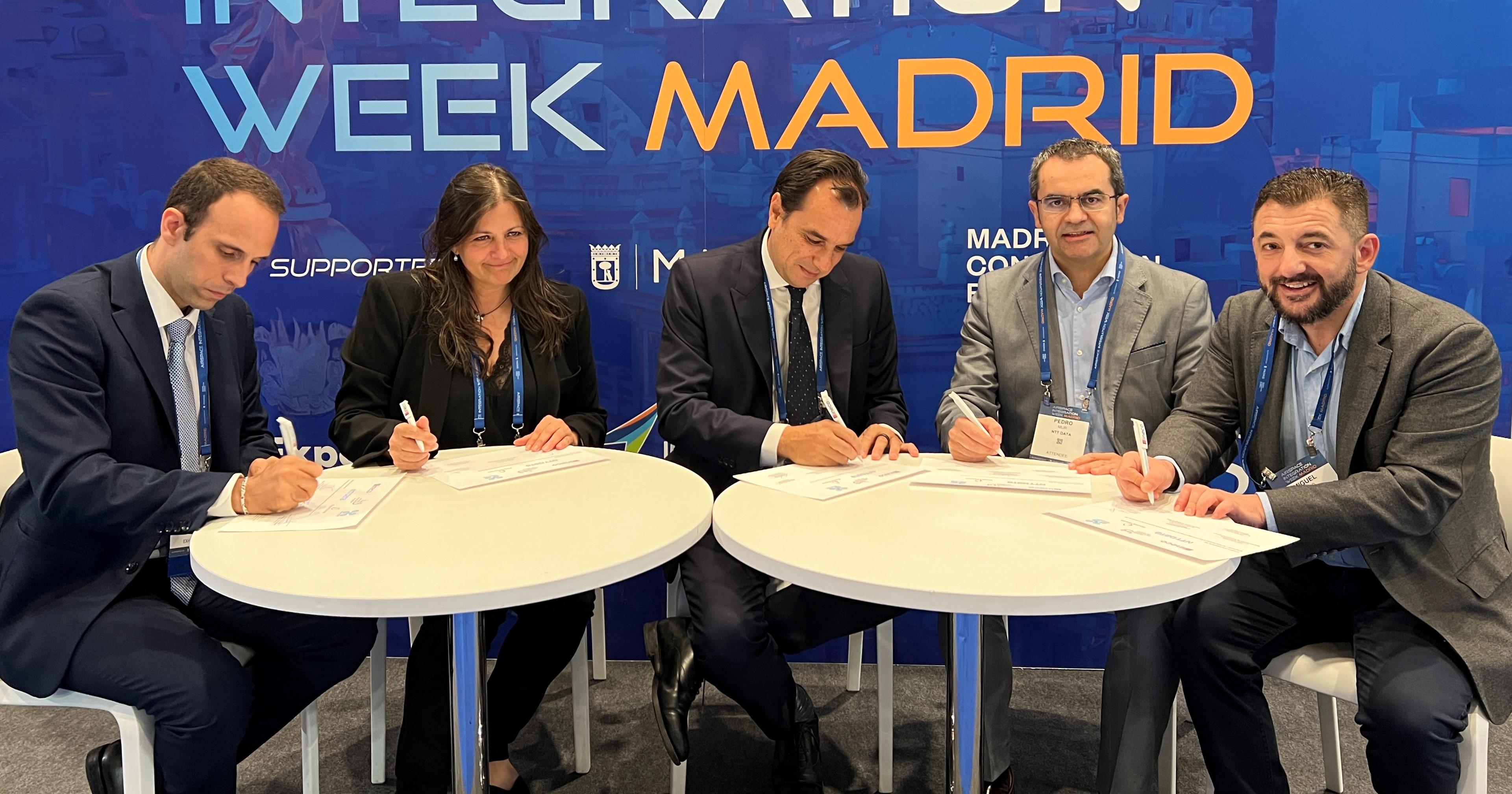 The president of Ineco, Sergio Vázquez Torrón, Expodrónica director, Isabel Buatas, the head of R&D of the UAS Division of ITG, Enrique Ventas, the partner responsible for transport, logistics and mobility, José Pedro Mur and Pinsent Masons partner, Miguel Nieto, have sealed this agreement which represents a boost for the new era of air mobility for passenger and cargo transport.