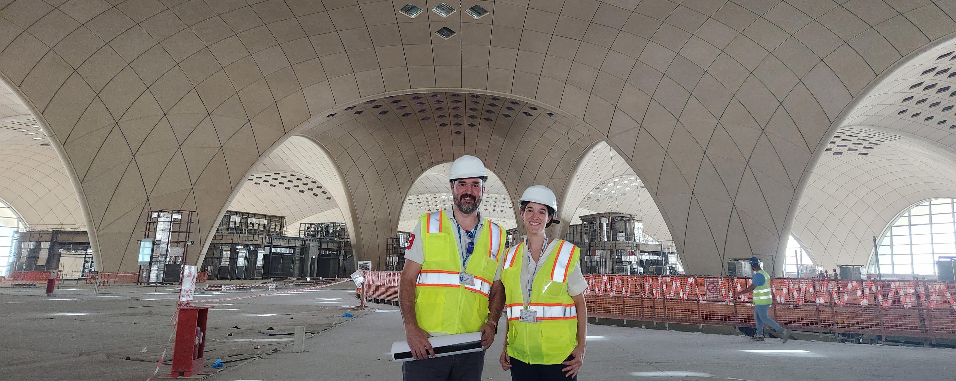 Patricia del Valle y Jesús Bravo son dos profesionales de Ineco que se han sumado a nuestro equipo en Kuwait para llevar a cabo el ORAT del aeropuerto internacional del país.