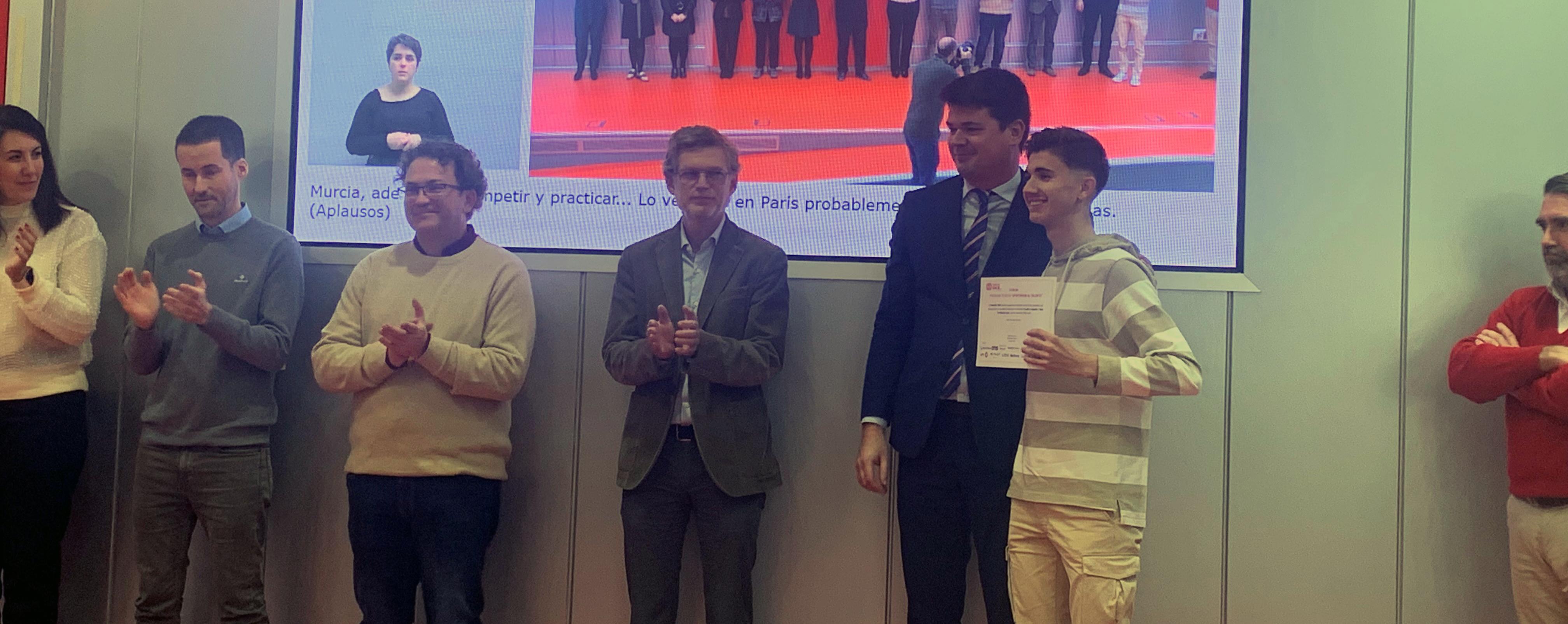 Ineco's Director of Human Resources, Luis Janeiro, was in charge of awarding these scholarships.
