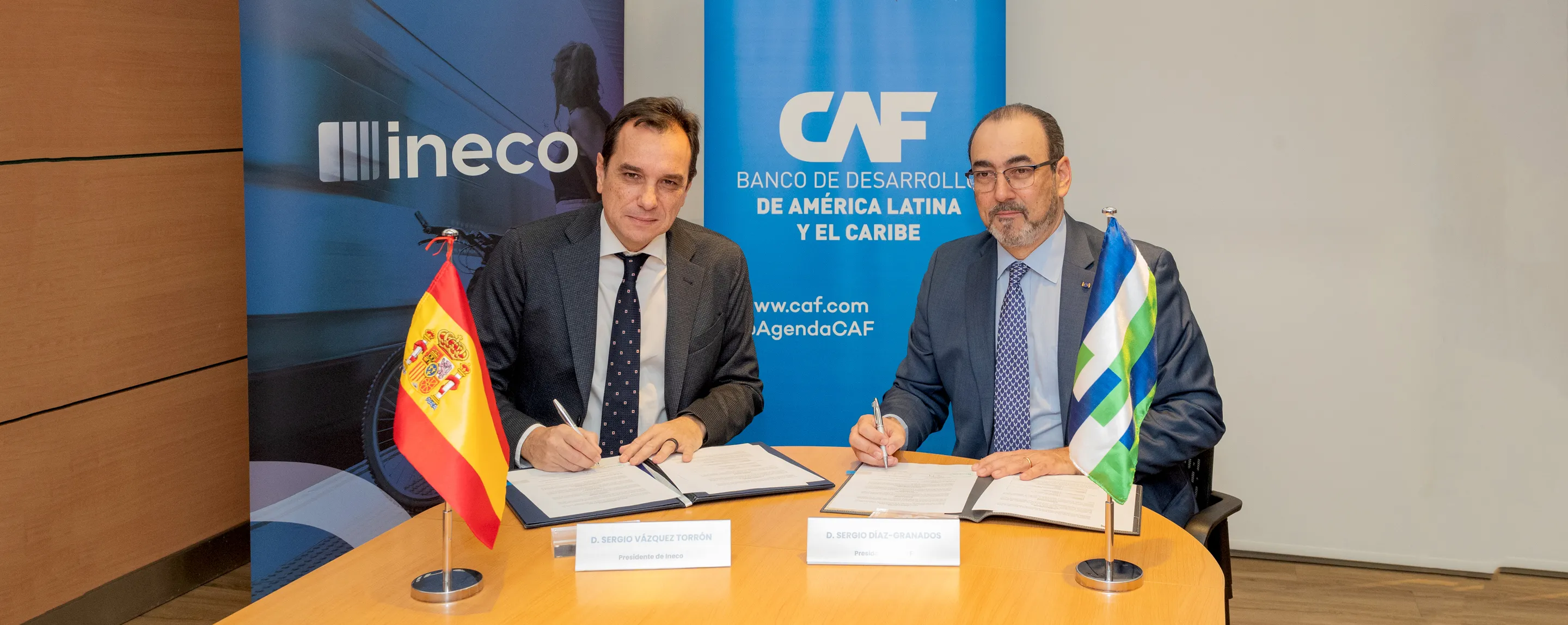 Sergio Vázquez, president of Ineco, and Sergio Díaz-Granados, the executive president of CAF, signed this agreement. 