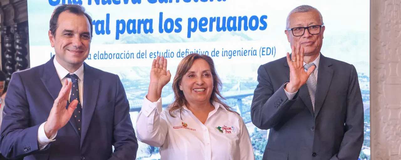 El presidente, junto a la presidenta de Perú, Dina Boluarte y Alexis Catalino Carranza, director ejecutivo de Provías Nacional