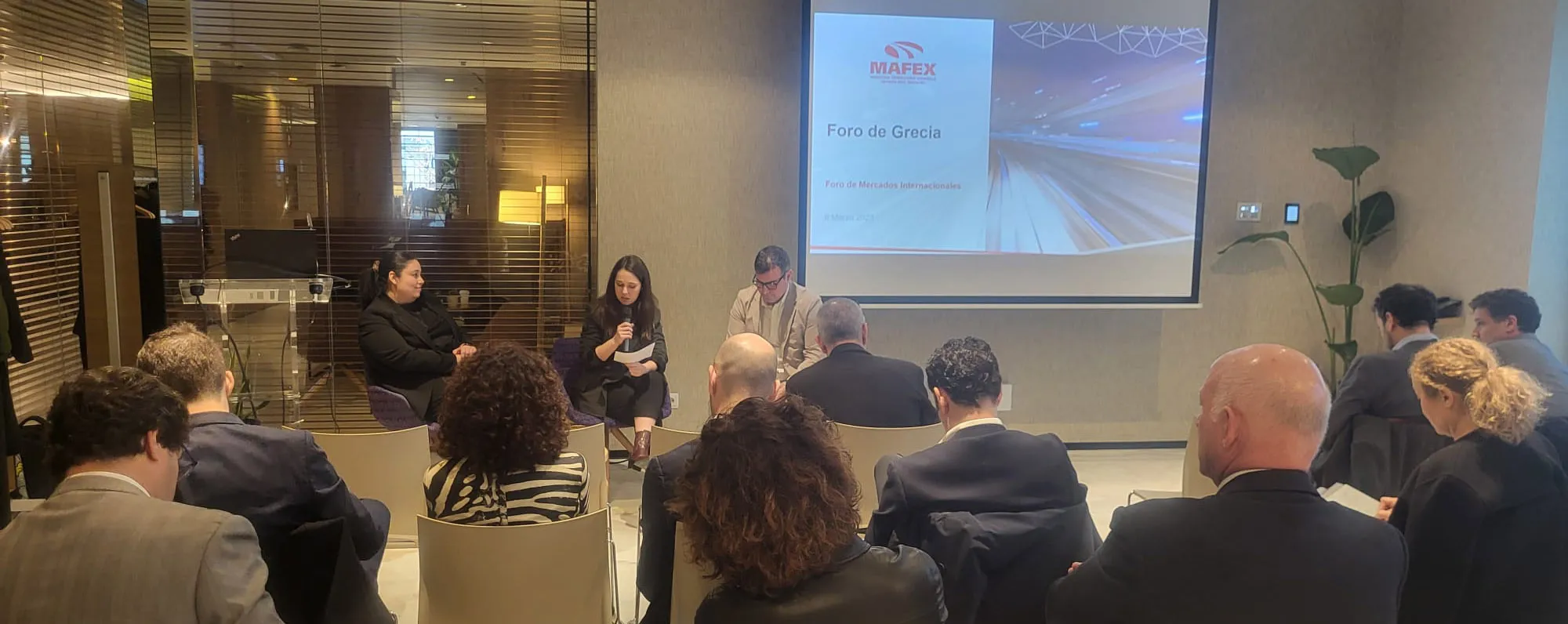 Rocío Gutierrez, together with the moderator, Ane Fernández from MAFEX, and Eduardo Moya, from Thales.