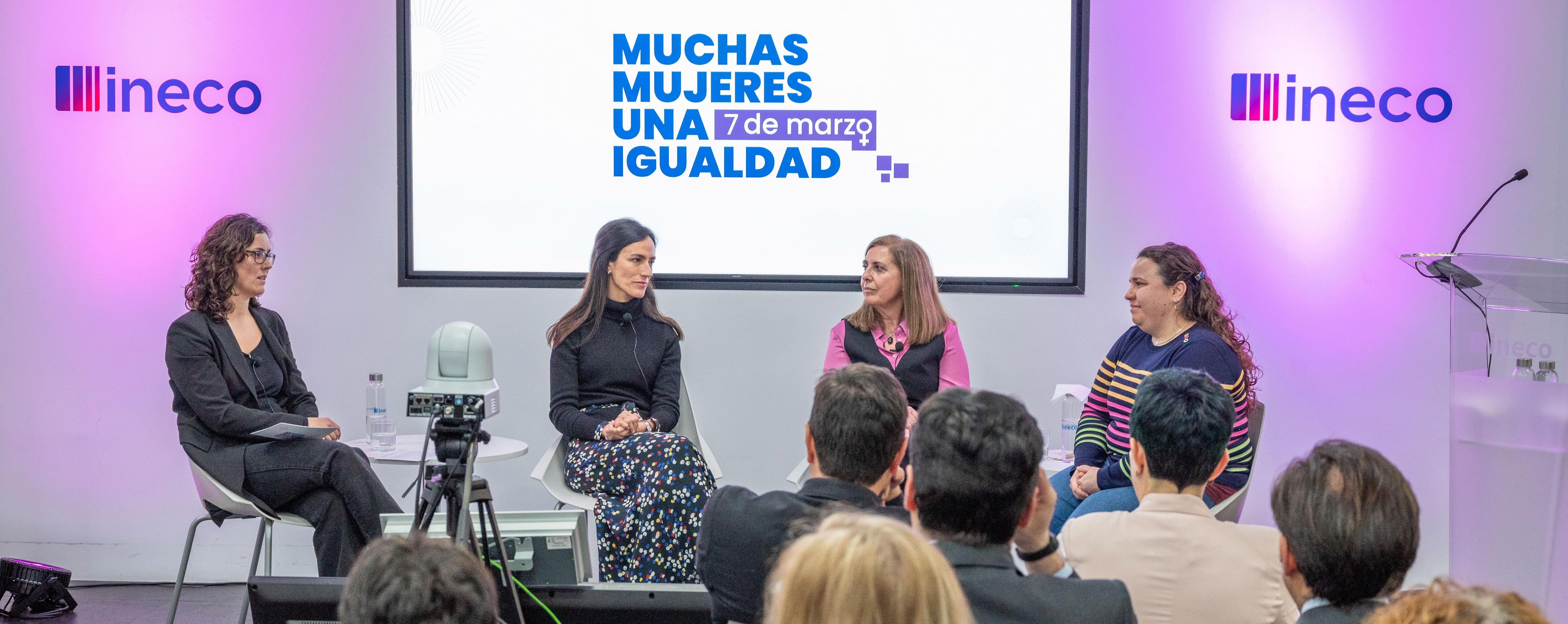 La mesa redonda llevaba el título "mujeres presentes"