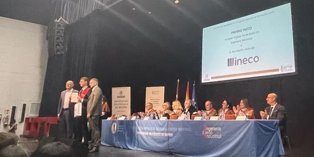 Francisco Cifuentes, subdirector de la Cuenta Planificación y Servicios Ferroviarios, y Sergio Herrador, técnico de la Gerencia de ERTMS, ha sido el encargado de entregar este galardón a Álex Martín