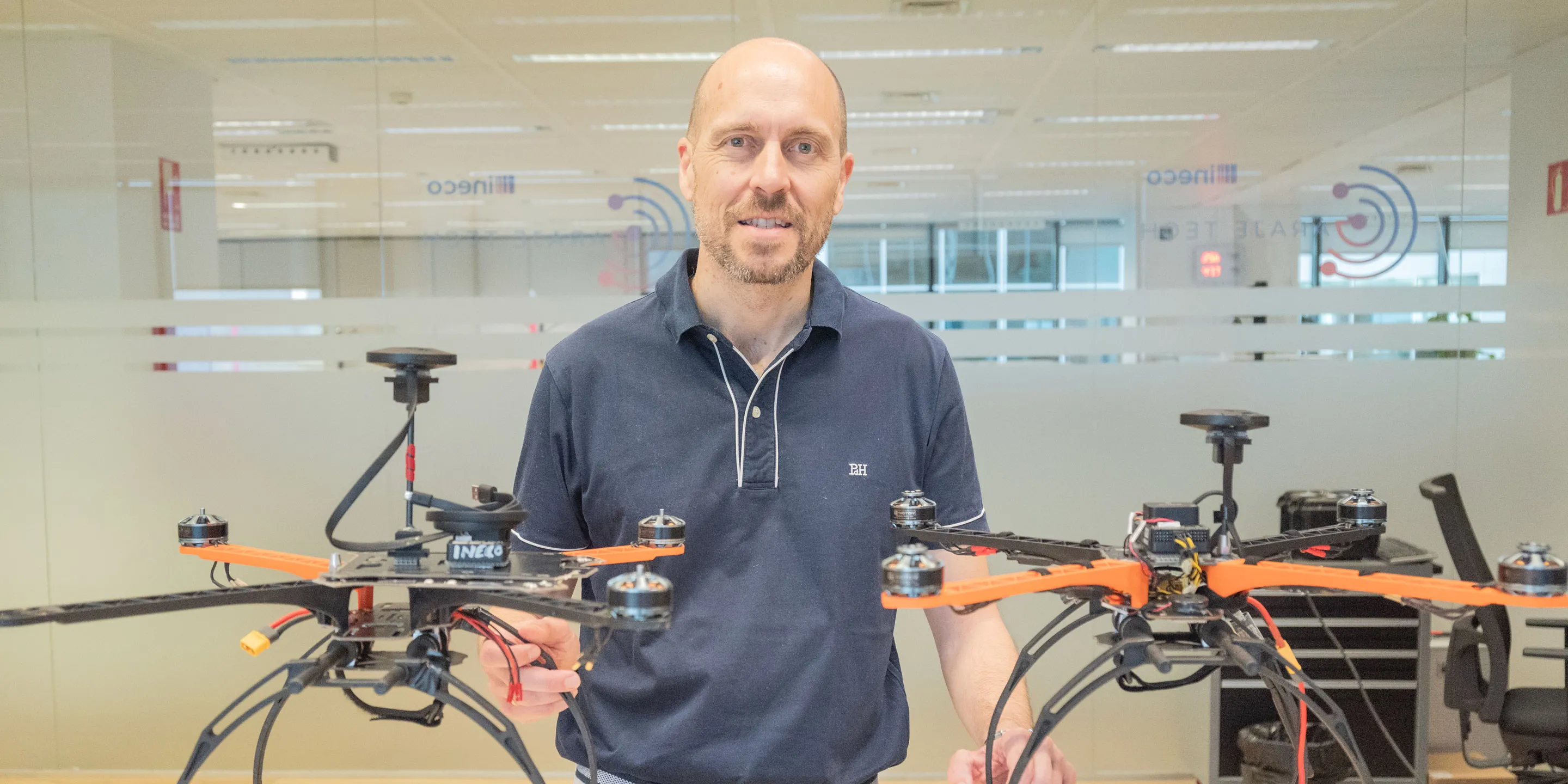 Imagen de Víctor Gordo en las oficinas de Ineco