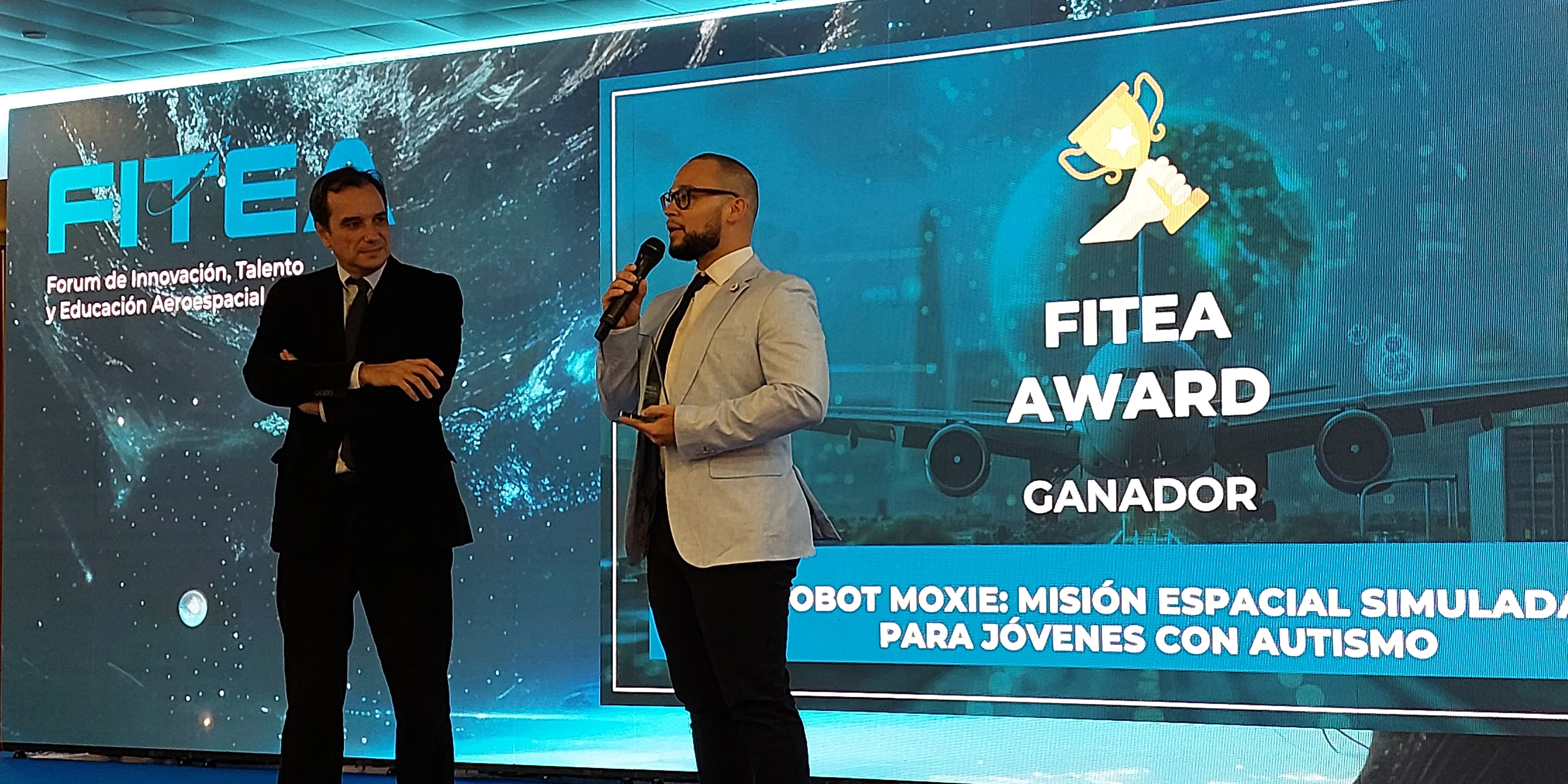 Sergio Vázquez, junto al representante de Robot MOXIE