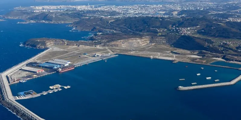 These studies aim to complement the railway access to the Outer Harbour, whose works are directed by Ineco and in which Adif is investing 123.6 million Euro from the Recovery Plan, in order to increase the competitiveness of rail freight transport and enhance the port's value.