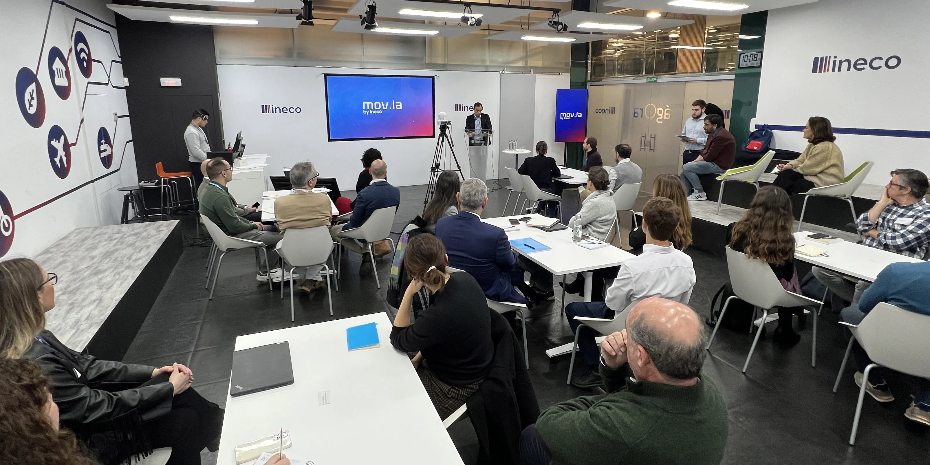 The president of Ineco, Sergio Vázquez Torrón, was in charge of opening this meeting