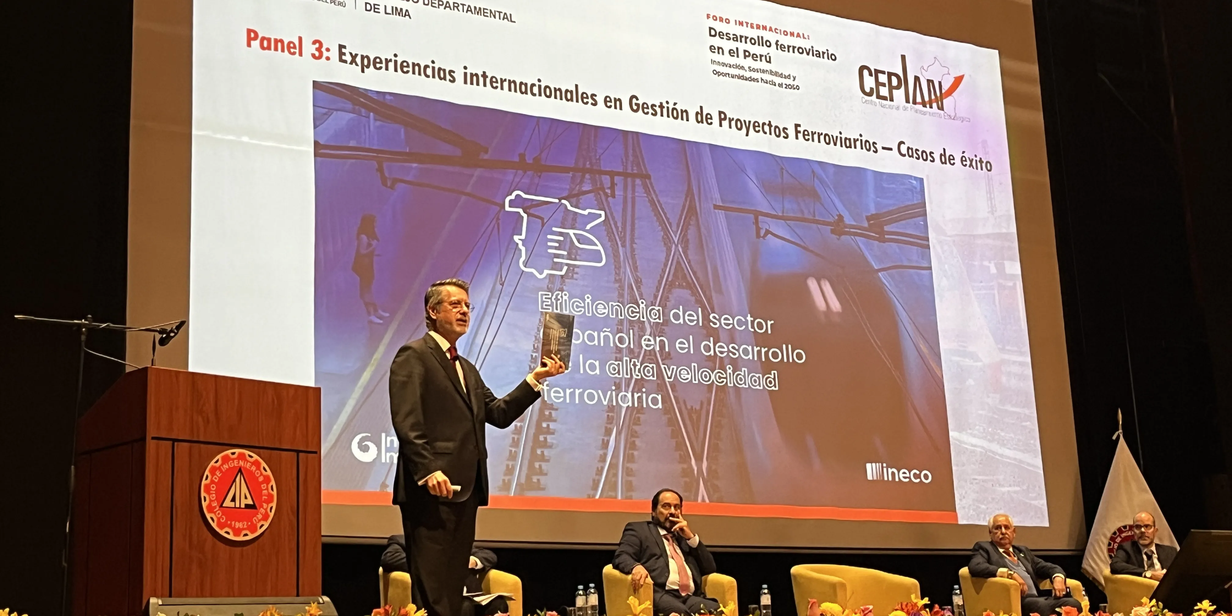 Durante su intervención, Alberto Váscones presentó una ponencia centrada en la eficiencia del sector ferroviario en España