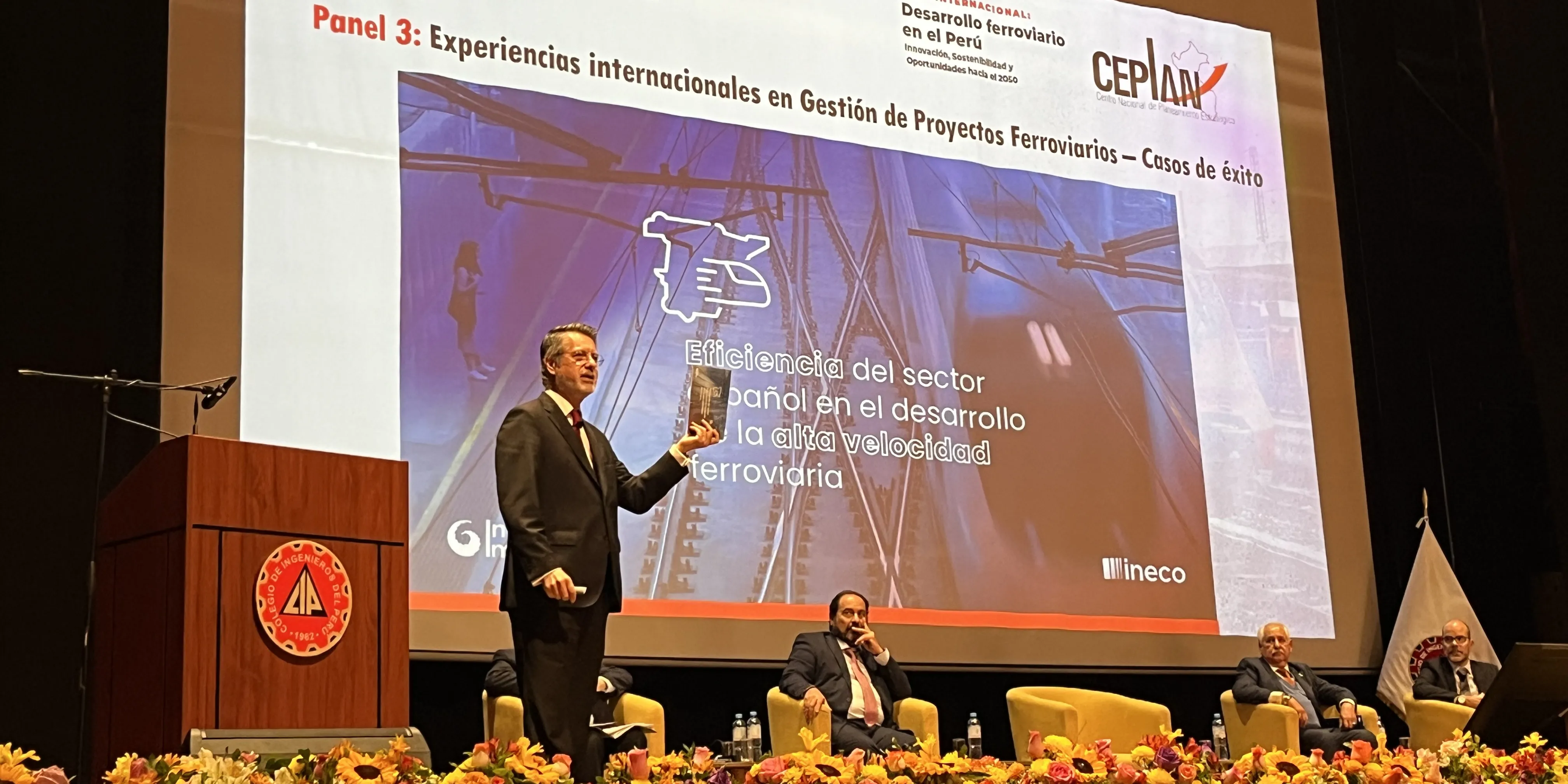 During his speech, Alberto Váscones presented a paper focused on the efficiency of the railway sector in Spain