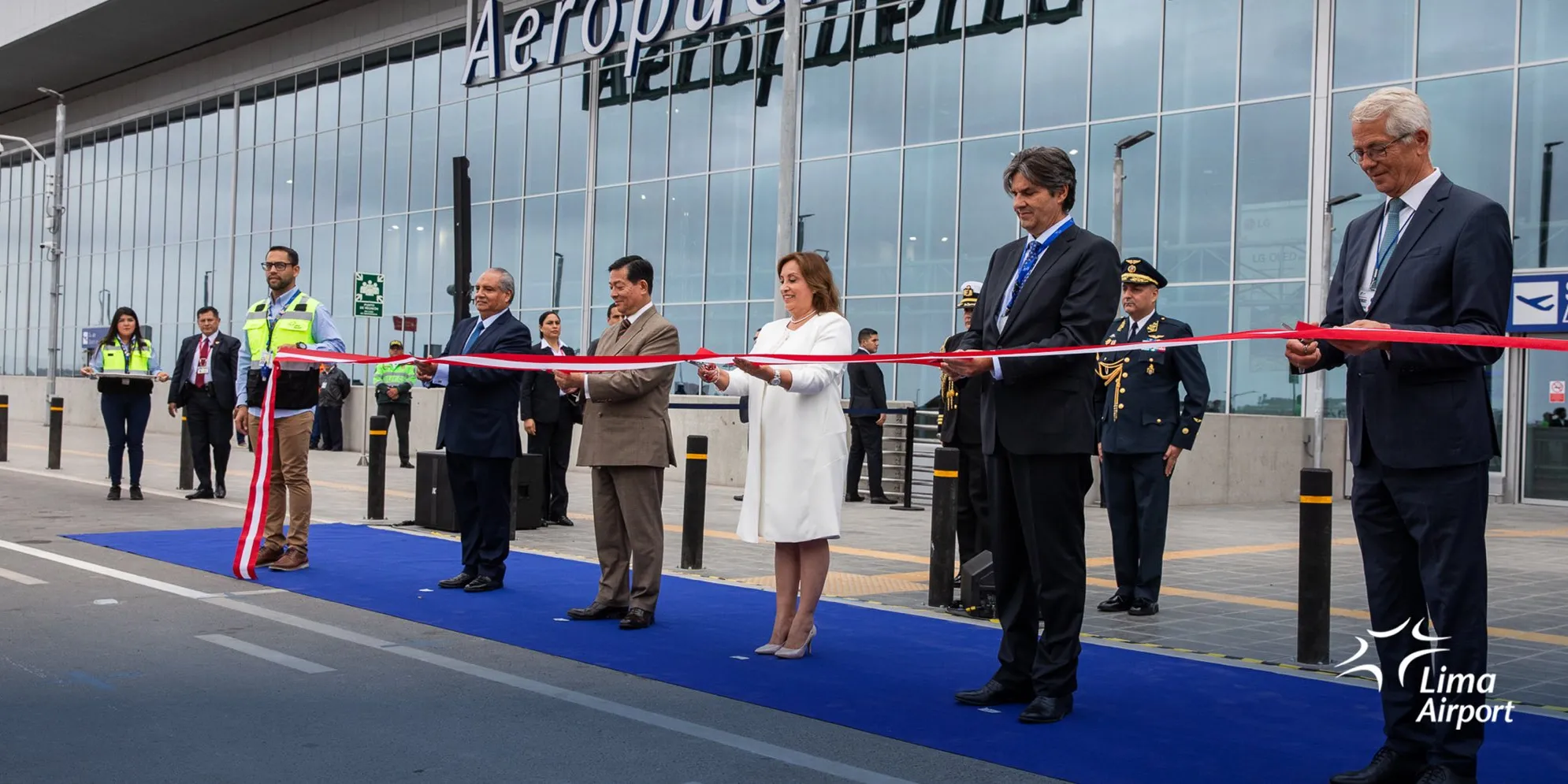 Dina Boluarte, presidenta de Perú, fue la encargada de inaugurar la terminal