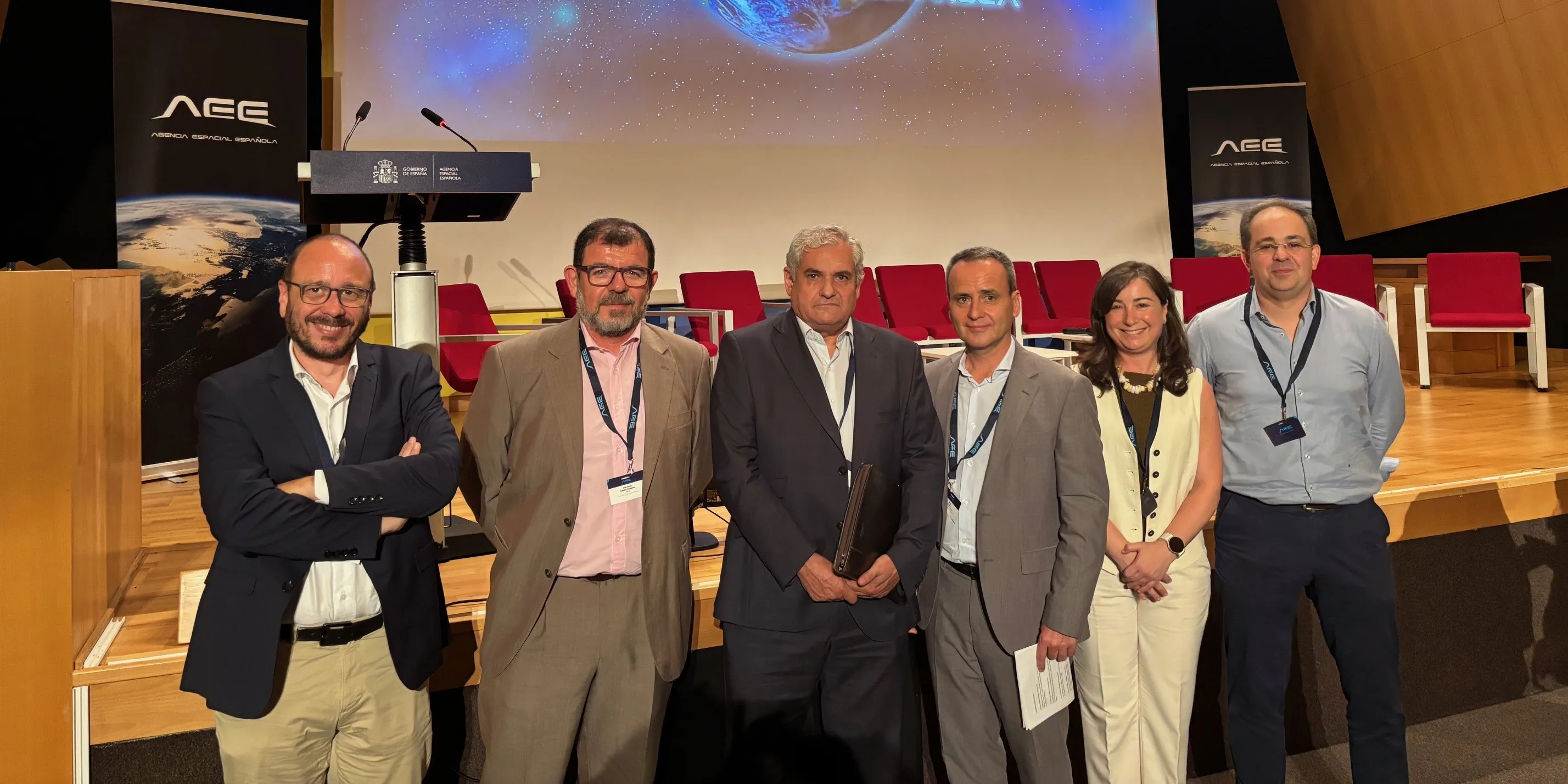In the photo: from left to right, Álvaro Fernández - Iruegas, Director of the Cabinet of SGTAyM; Juan Carlos Ceballos, Manager at Enaire Account and Airports; Francisco Olmedo, ENAIRE and Airports Account Deputy Directorate; Nicolás Martín, Director of User Applications and Services at AEE; Ana Bodero, Head of the Navigation and Surveillance Division at Enaire; and Carlos Joaquín Hernando, Manager at the Europe, Africa, Asia and Oceania Aviation Account Deputy Directorate