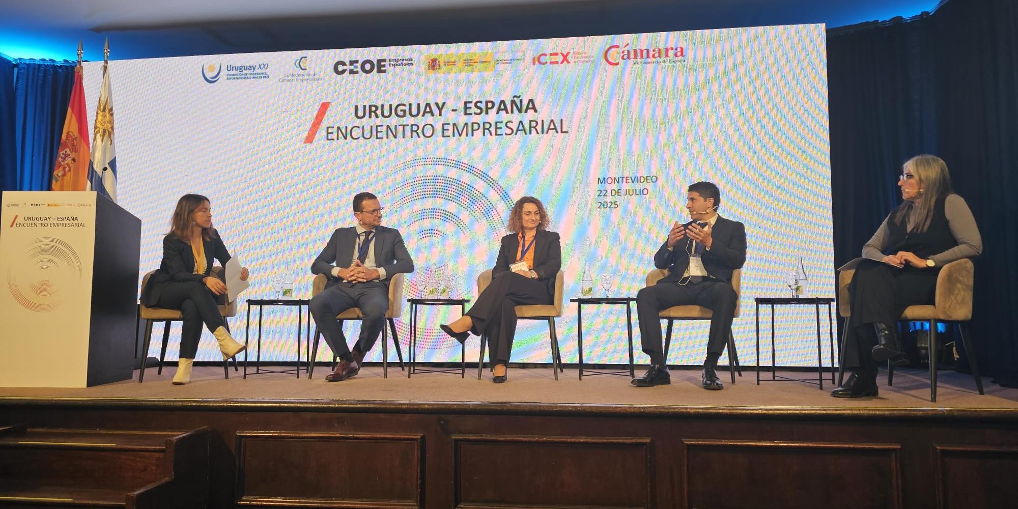 alomé Fernández, subdirectora de la Cuenta América de Ineco, representó a la compañía española en una mesa, moderada por Marta Soriano, consejera económica y comercial jefa de la Embajada de España en Uruguay, junto a autoridades e instituciones clave del sector como Lucía Etcheverry, ministra de Transporte y Obras Públicas de Uruguay; Diego Romero, presidente ejecutivo de Espina Obras Hidráulicas; y Juan Azcurra, gerente comercial de CHR Group