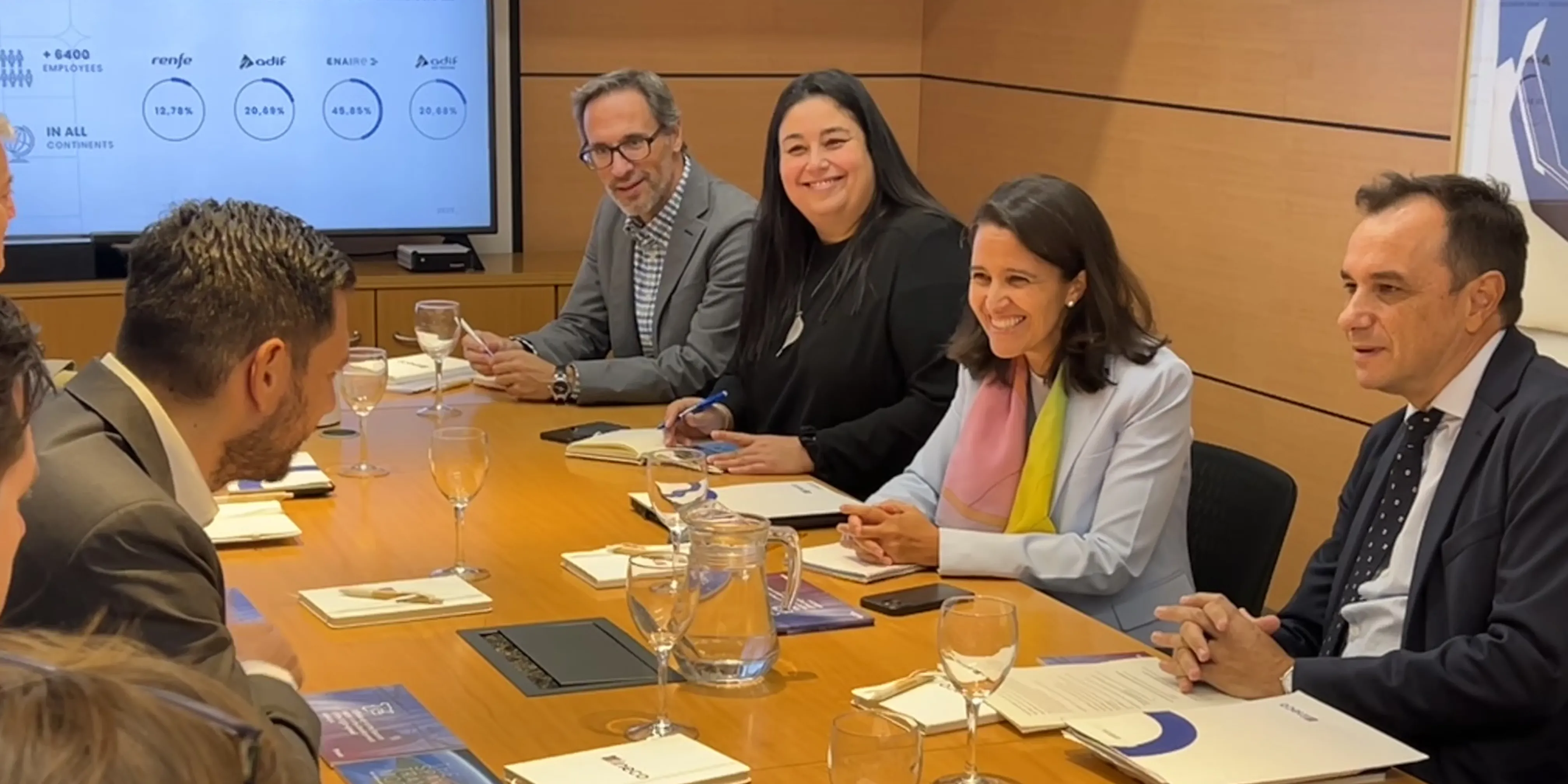El ministro griego y el presidente de Ineco conversan durante la reunión