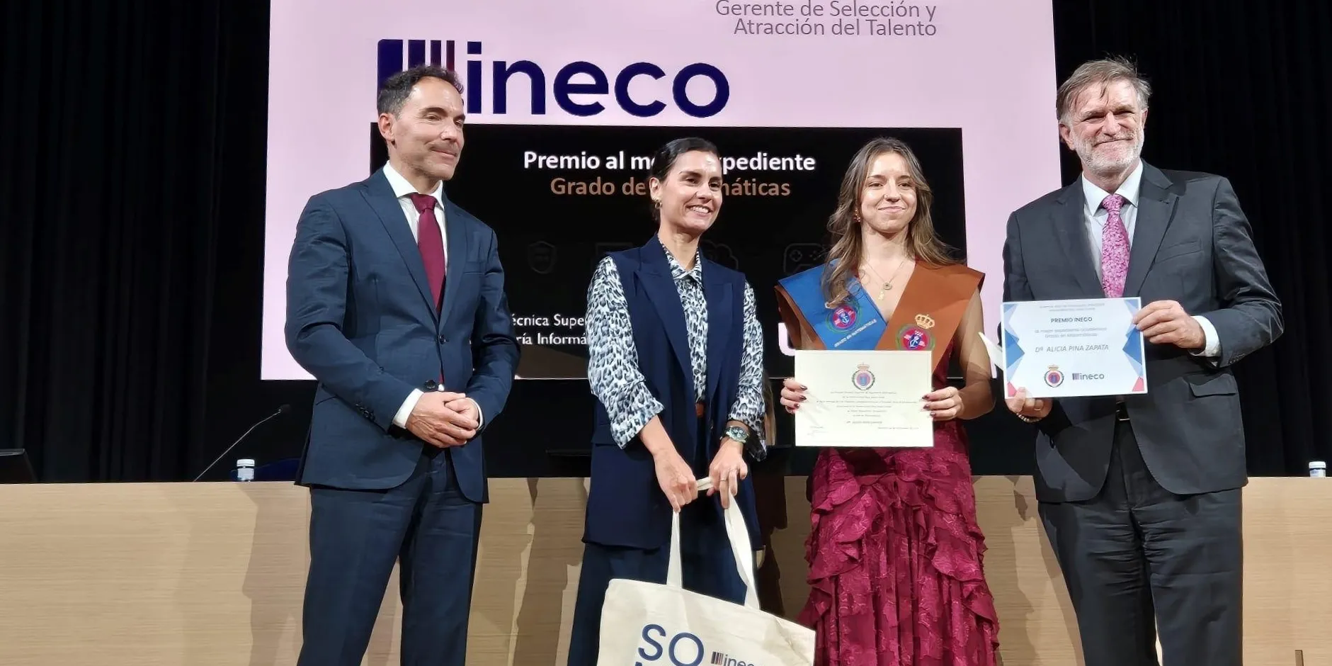 Momento de la entrega del reconocimiento