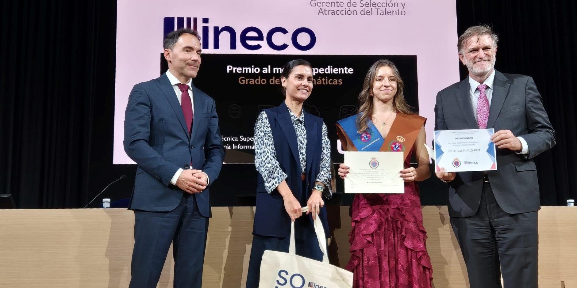 Momento de la entrega del reconocimiento