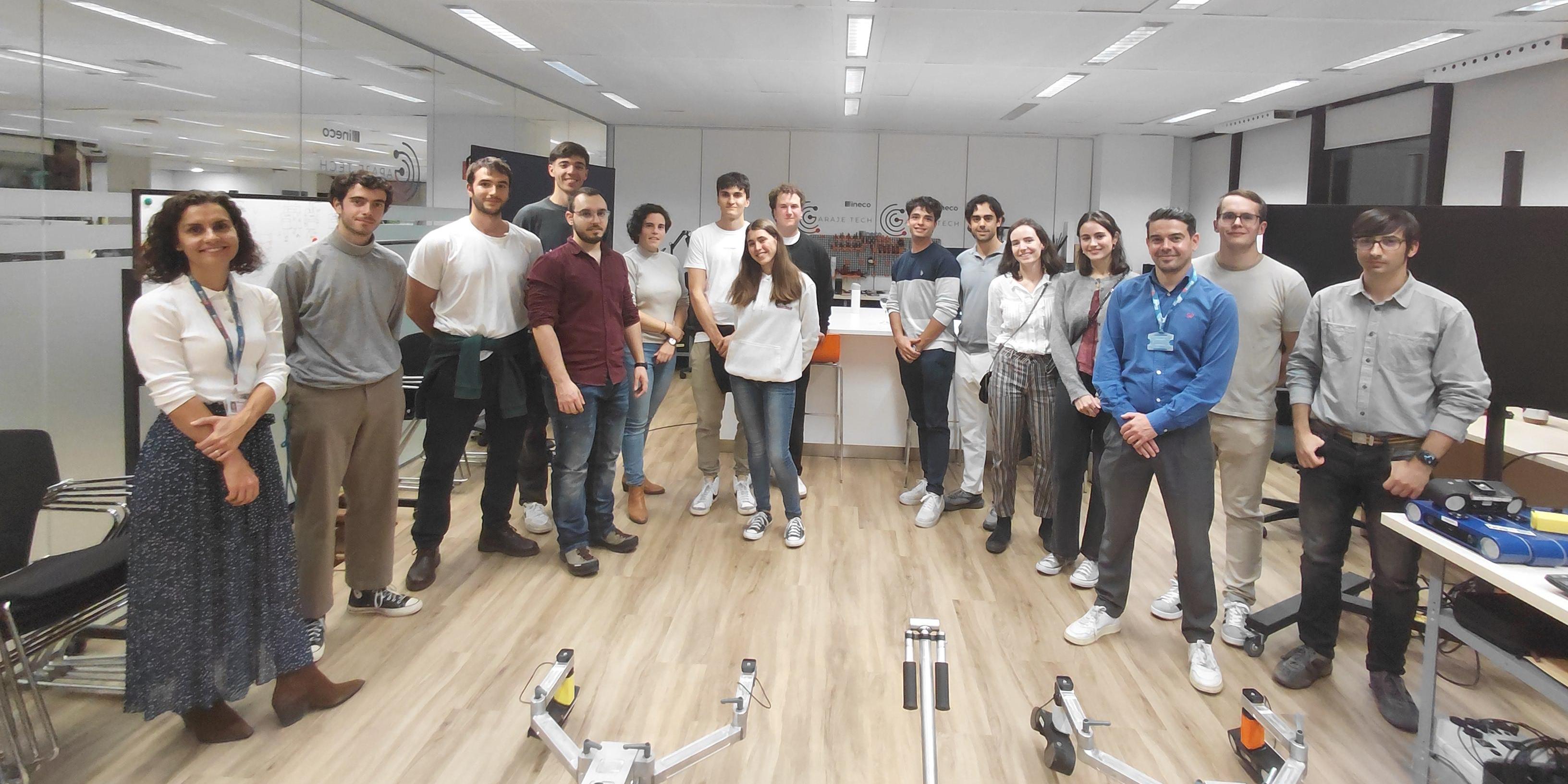 El grupo de estudiantes en el Garaje TECH de Ineco