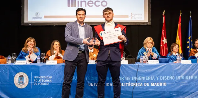 El premio fue entregado por Juan Jesús Muñoz, quien felicitó a Juan Francisco Fernández por la calidad y el rigor de su proyecto.