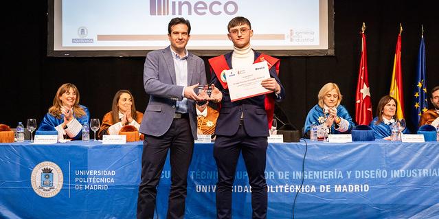 El premio fue entregado por Juan Jesús Muñoz, quien felicitó a Juan Francisco Fernández por la calidad y el rigor de su proyecto.