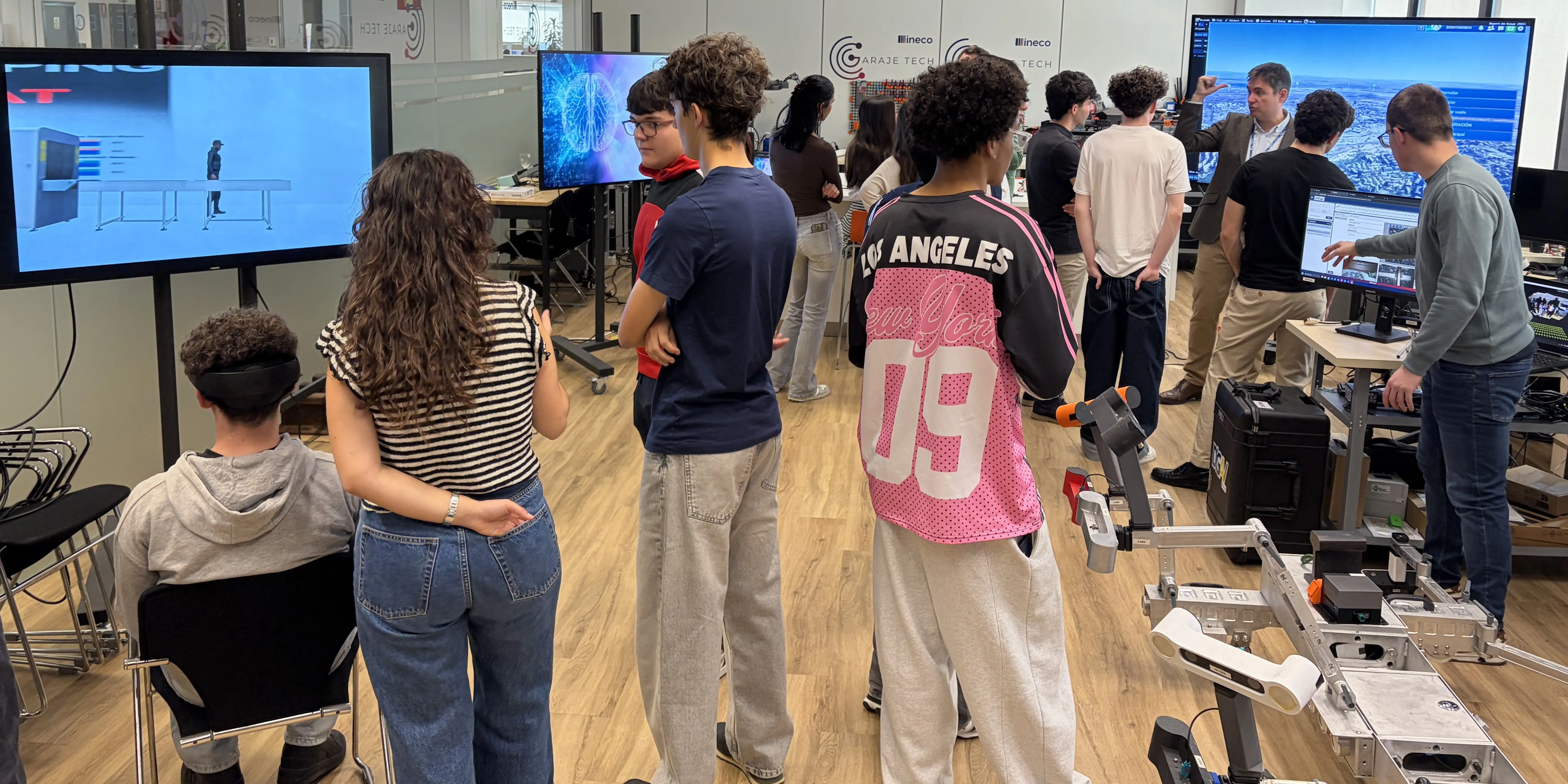 Imagen de los estudiantes en el Garaje Tech