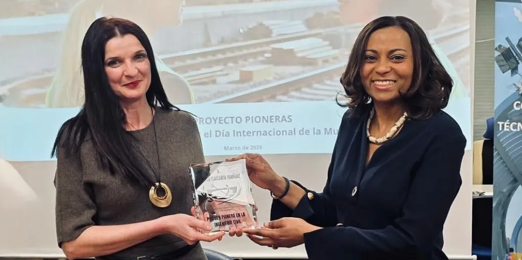 Silvia Casado receiving an award from Maribel Santos in recognition of her pioneering work in Civil Engineering