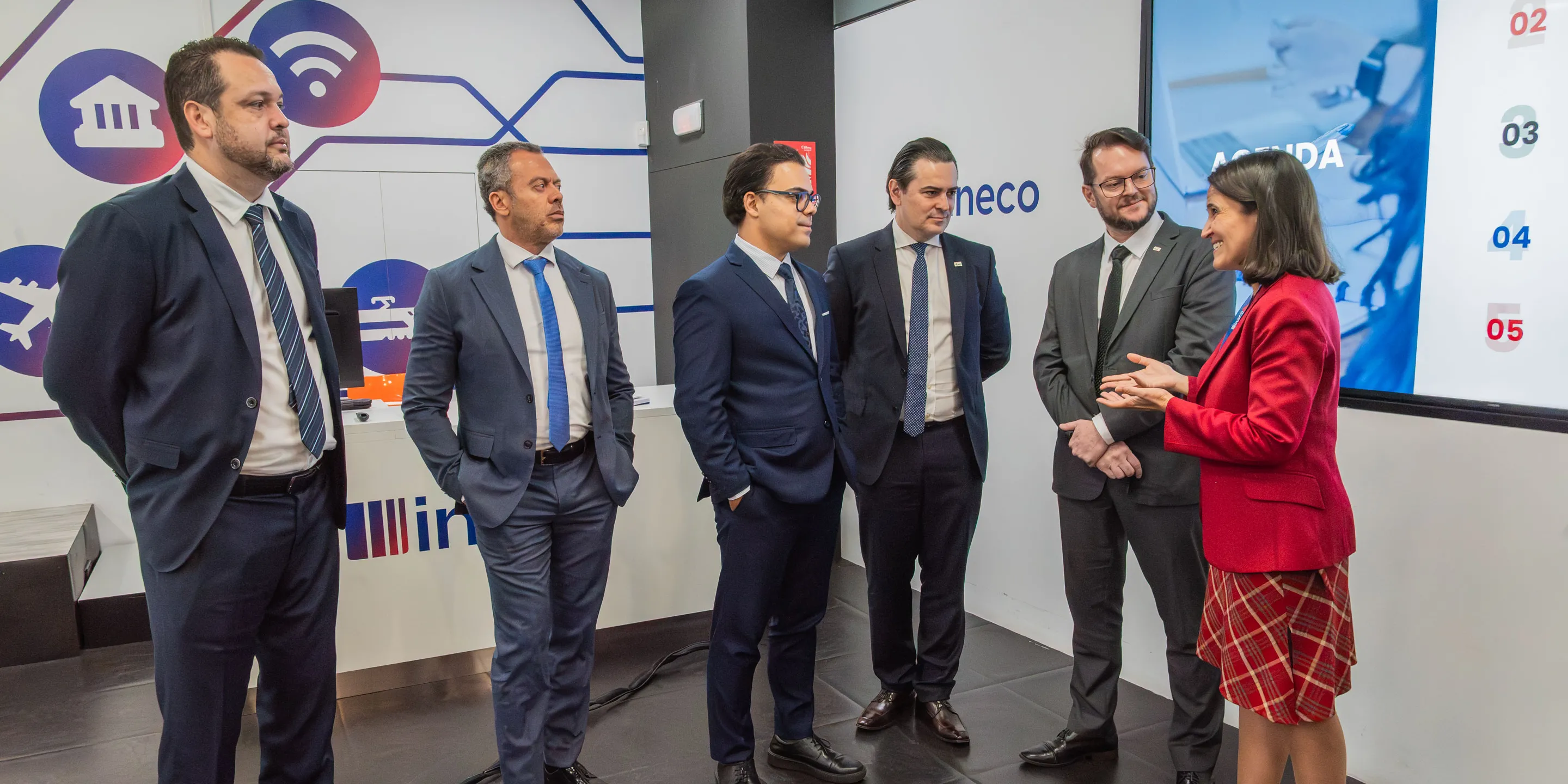 La directora general de Negocio Internacional, Ainhoa Zubieta, junto a delegación de ANTT.