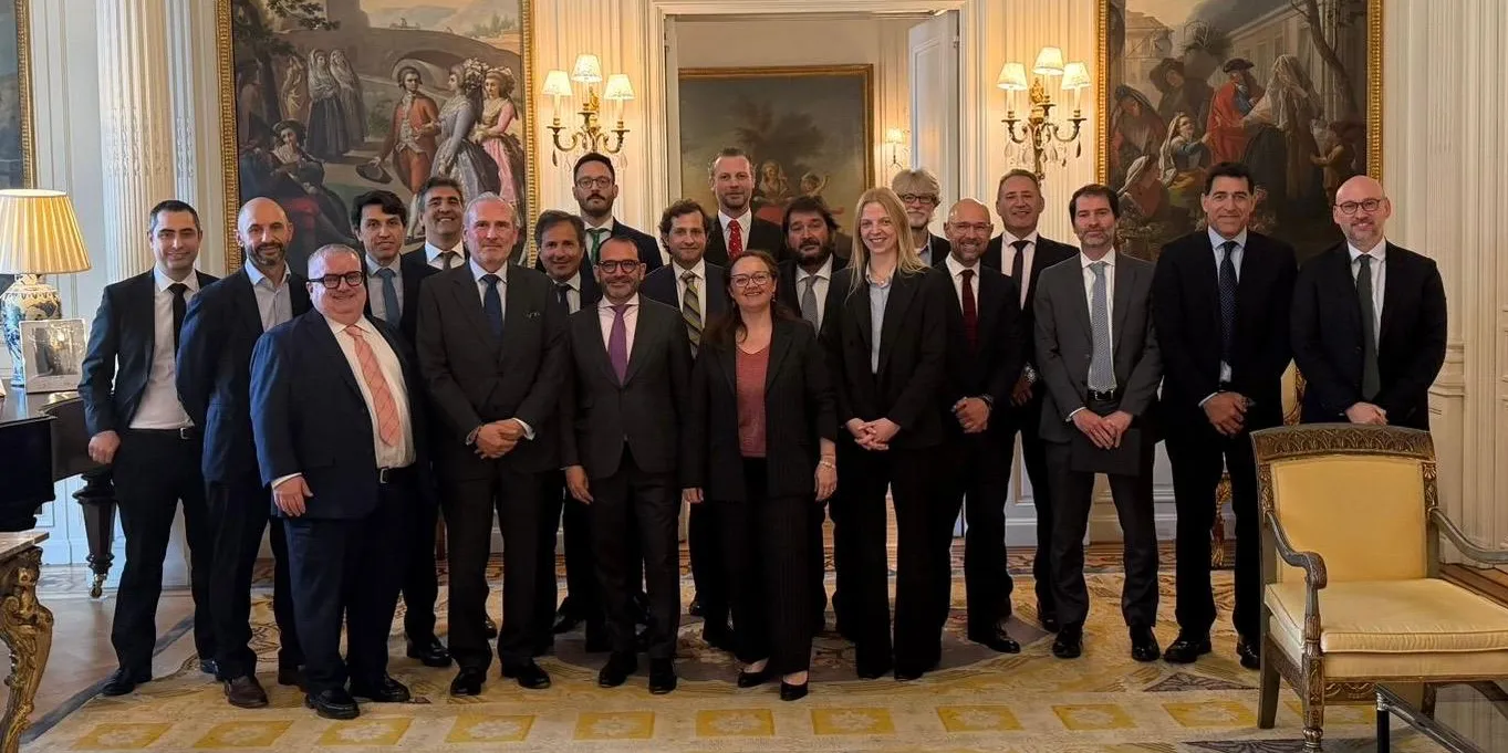 La embajadora trasladó el compromiso de la Embajada con el apoyo a la actividad de estas compañías, destacando su papel estratégico en el fortalecimiento de las relaciones económicas entre España y Reino Unido