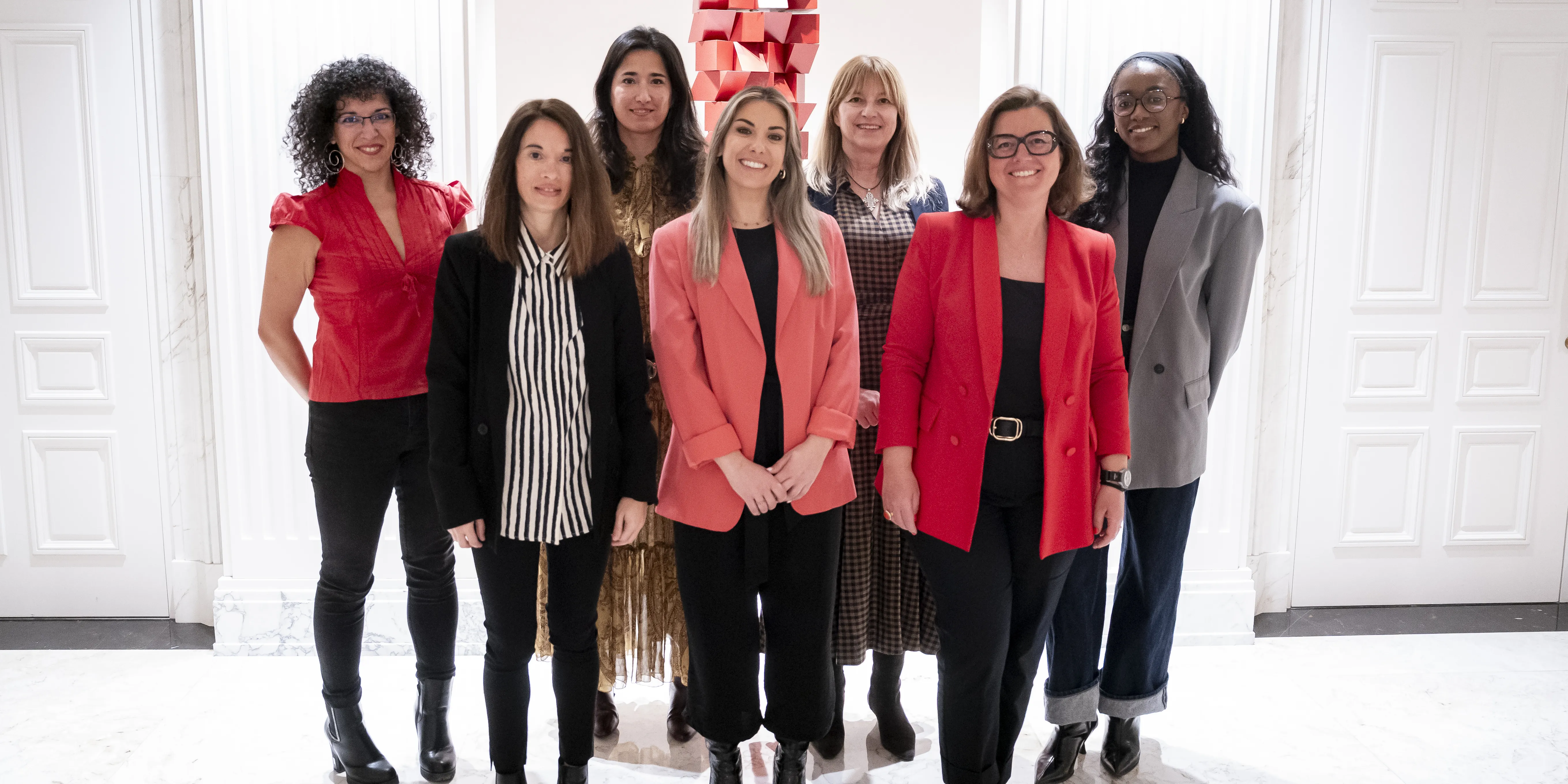  Ana Criado, segunda por la izquierda, junto a las participantes en este encuentro.