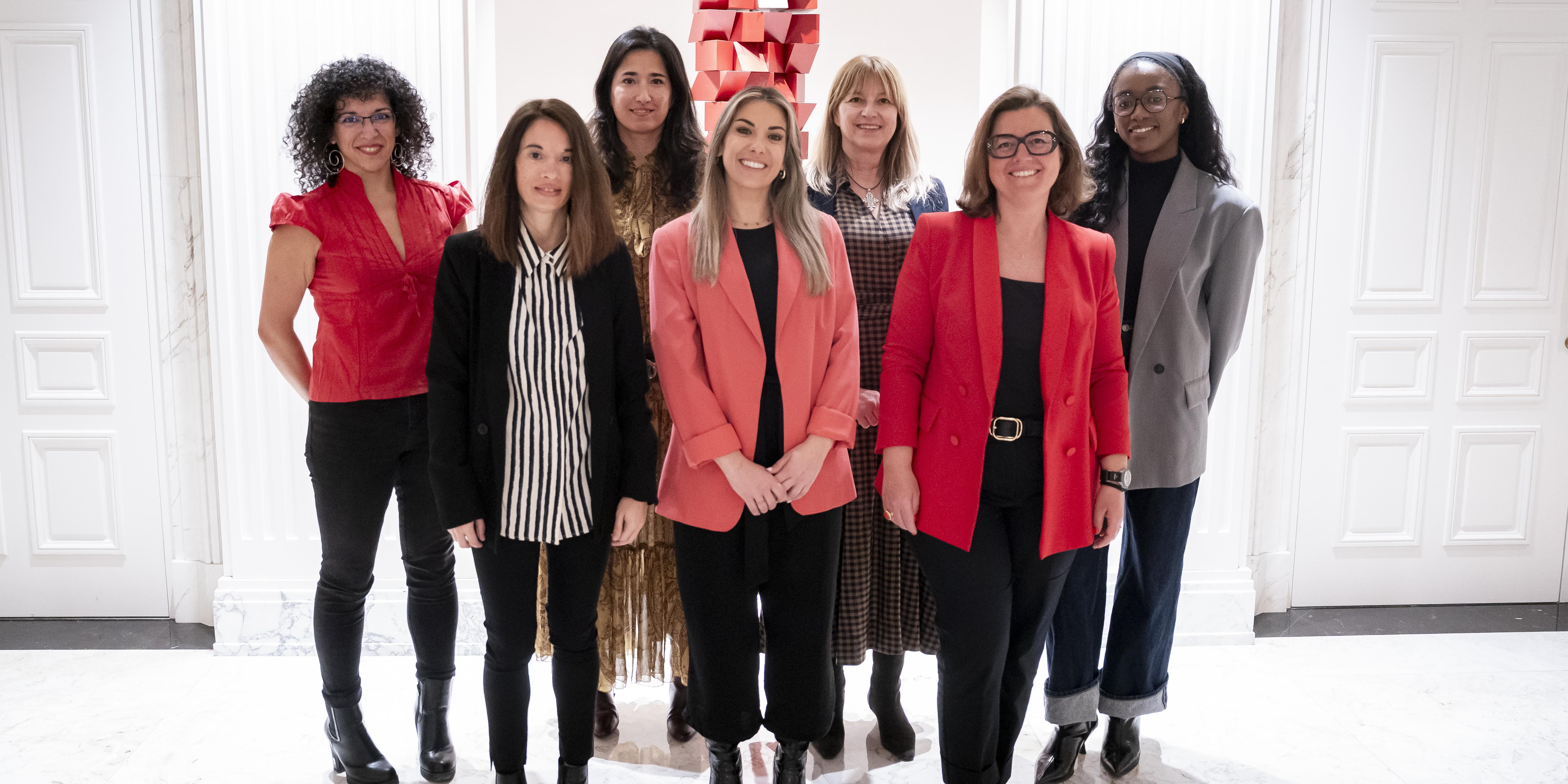  Ana Criado, segunda por la izquierda, junto a las participantes en este encuentro.