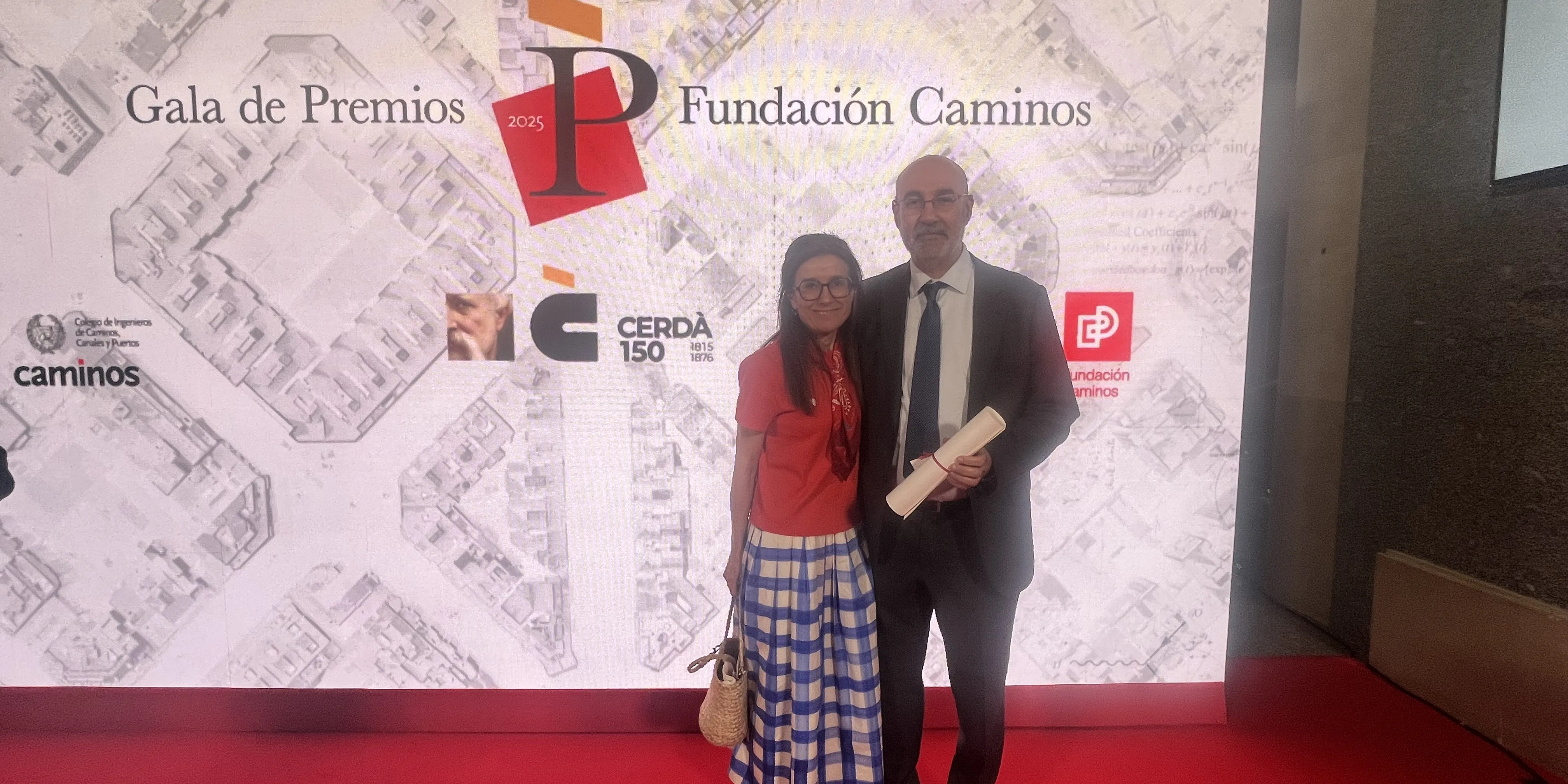Montserrat Álvarez, directora de Negocio Ferroviario, y Luis Miguel Fernádez, director de Ingeniería Civil, han sido los encargados de recibir este premio 